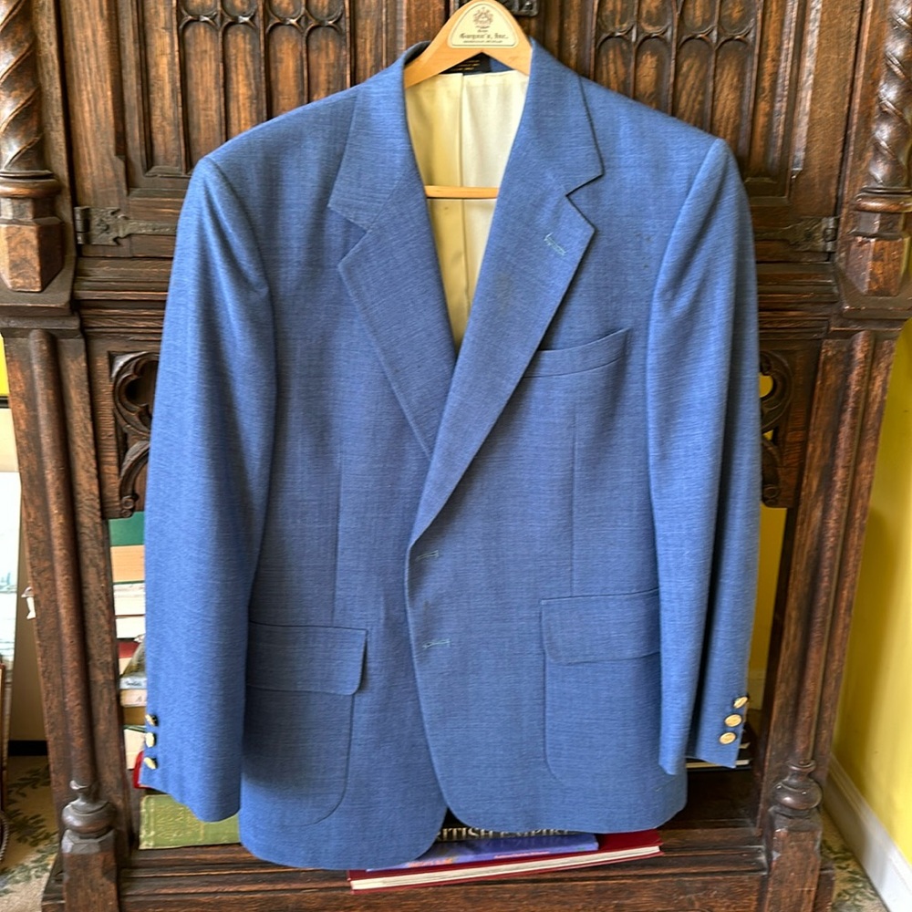 Lightly worn men’s summer weight blazer.